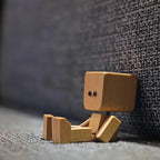 Sjarmerende liten trefigur som svaier (med 12 uttrykk)