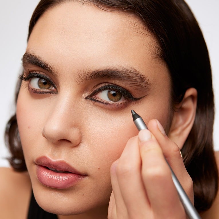 🔥Kjøp én, få én gratis🌟 【24H Lock】1440 minutter smussfast eyeliner | Presis definisjon, varer hele dagen, smussfast sminkeduo