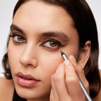 🔥Kjøp én, få én gratis🌟 【24H Lock】1440 minutter smussfast eyeliner | Presis definisjon, varer hele dagen, smussfast sminkeduo