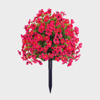 Blomsterdekorasjon med kunstig eukalyptus og fiol i bakken