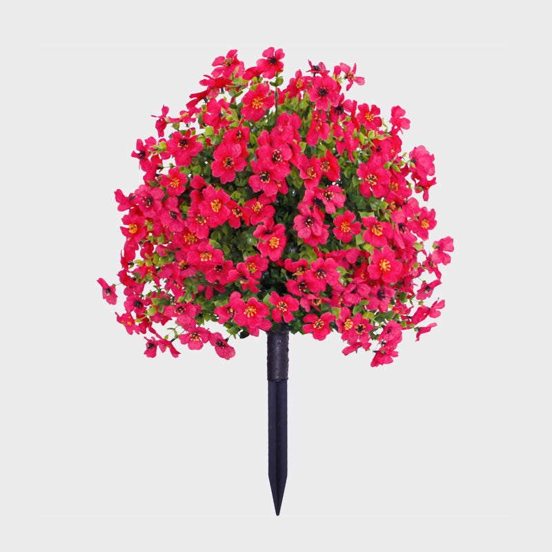 Blomsterdekorasjon med kunstig eukalyptus og fiol i bakken