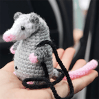🔥 SISTE DAG 49 % RABATT – Possum Car Charm (100 % håndstrikket)