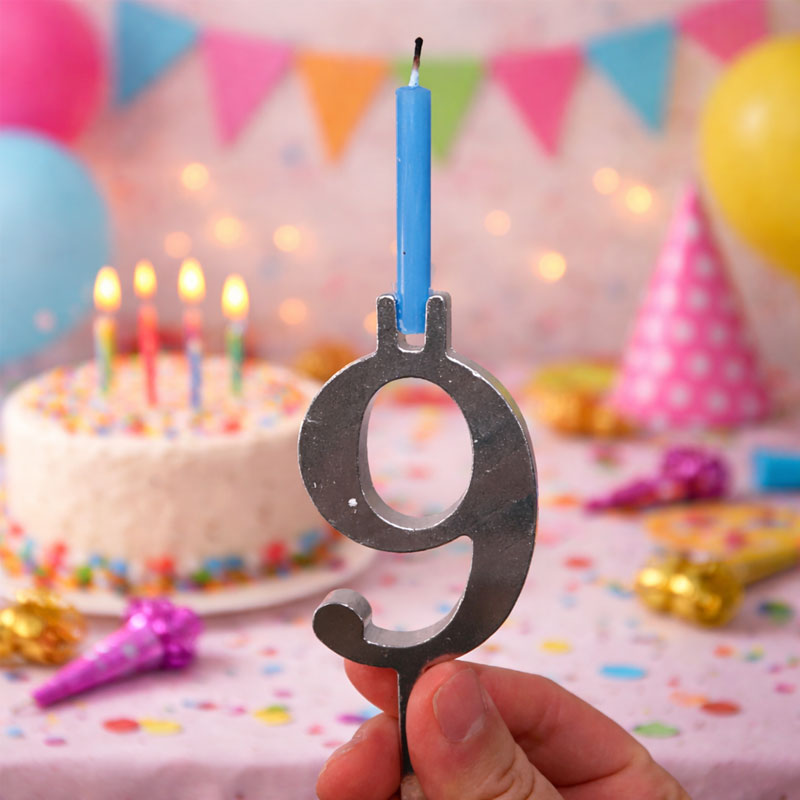 Digitalt sett med lysestaker til bursdagskake