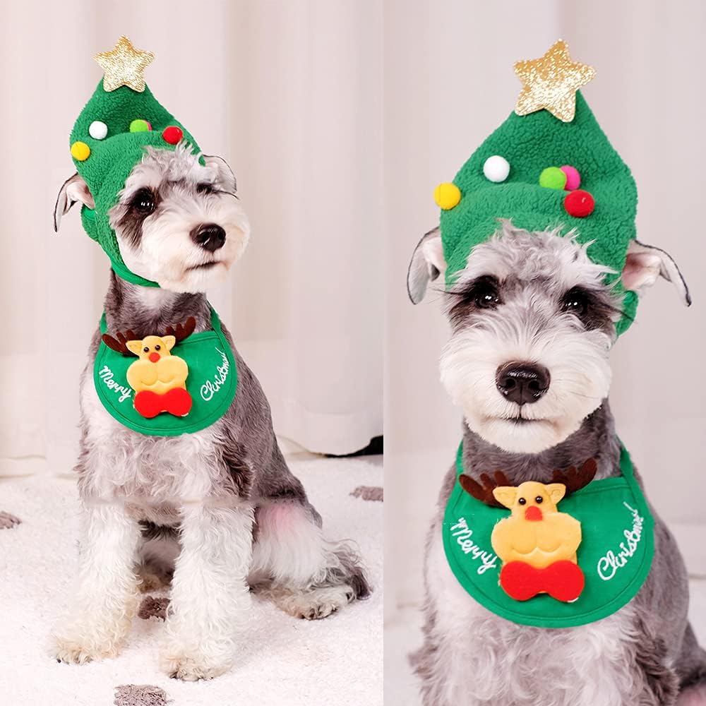 Bedårende lue med pom-pom på juletreet