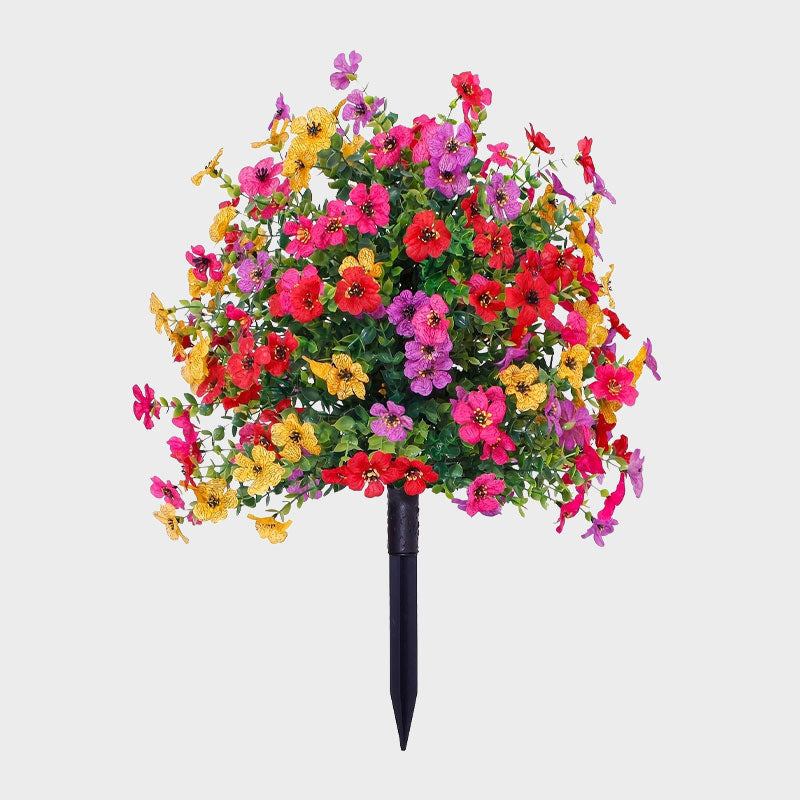 Blomsterdekorasjon med kunstig eukalyptus og fiol i bakken