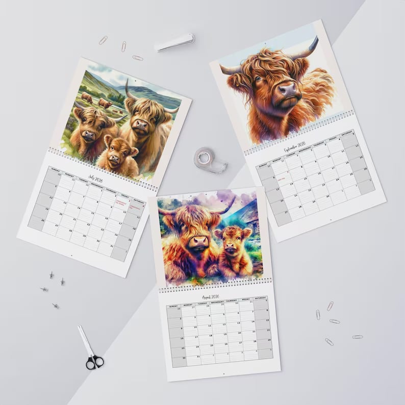 🐮Highland Cow Kalender 2026 – Rustikk gårdsveggkunst og månedlig planlegger