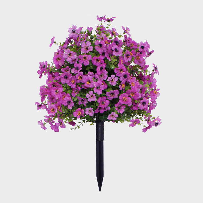 Blomsterdekorasjon med kunstig eukalyptus og fiol i bakken