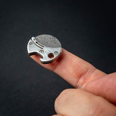 Kompakt flaskeåpner i titan og EDC-kniv