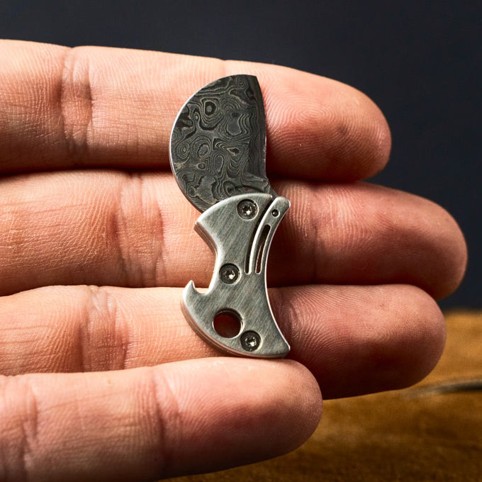 Kompakt flaskeåpner i titan og EDC-kniv