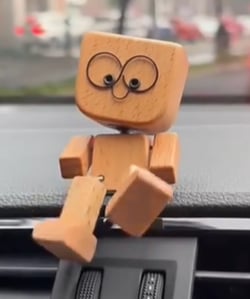 Sjarmerende liten trefigur som svaier (med 12 uttrykk)